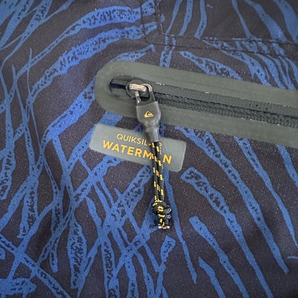 Bundle of 2 mens size 36 Quiksilver board shorts - Picture 5 of 11